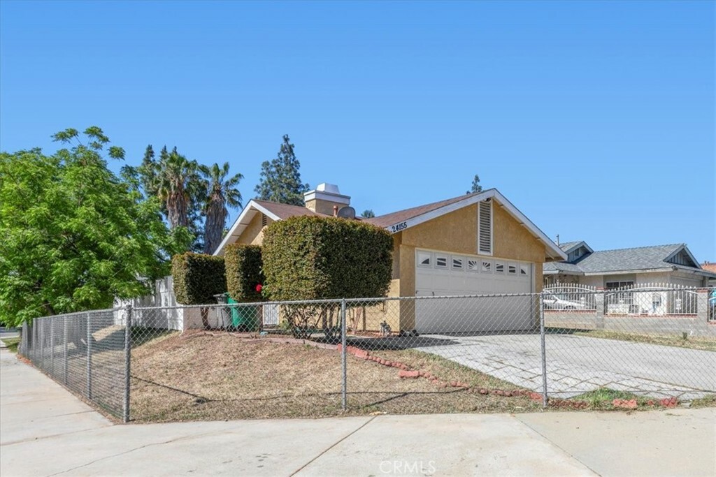 Property Photo: 24155 Aylesbury Drive CA 92553