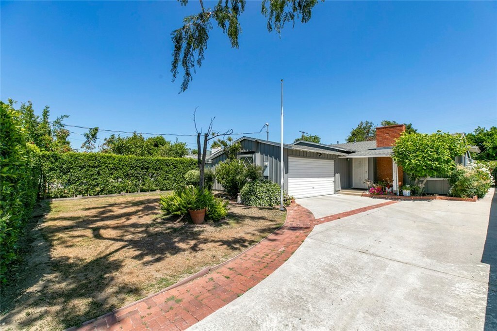Property Photo: 14719 Wyandotte Street CA 91405