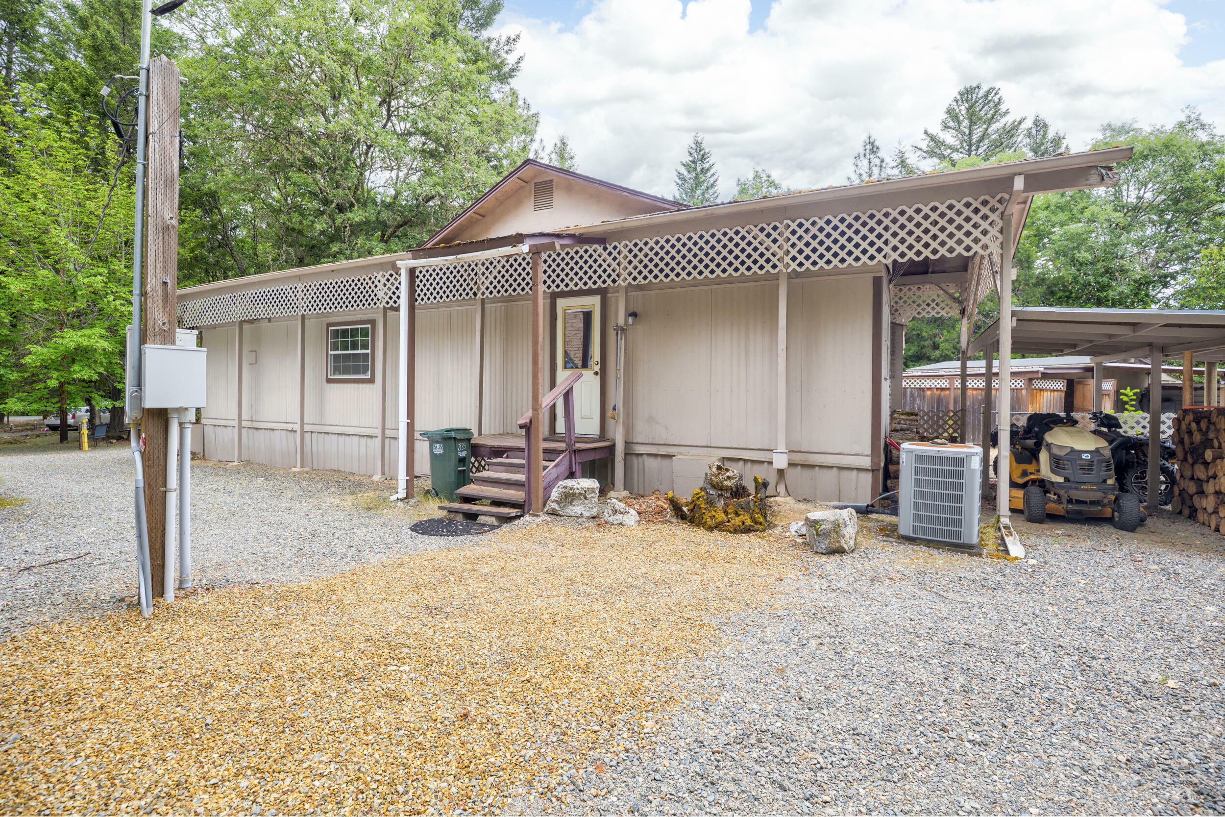 Property Photo: 835 Southside Road OR 97527