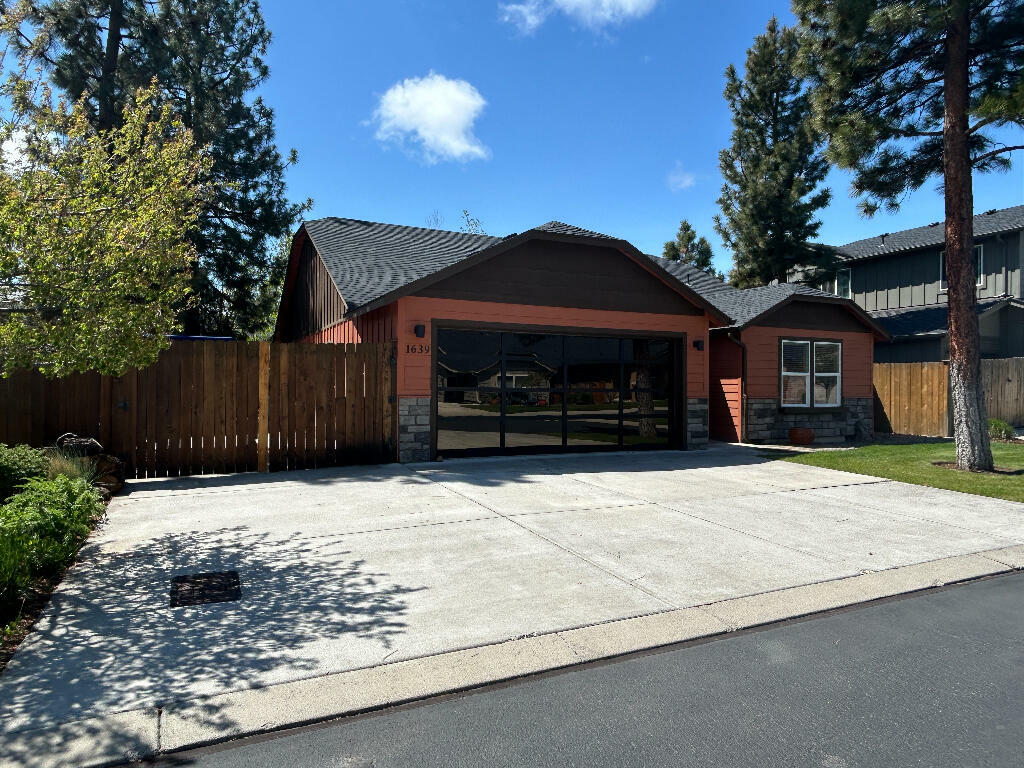 Property Photo: 1639 W Williamson Avenue OR 97759