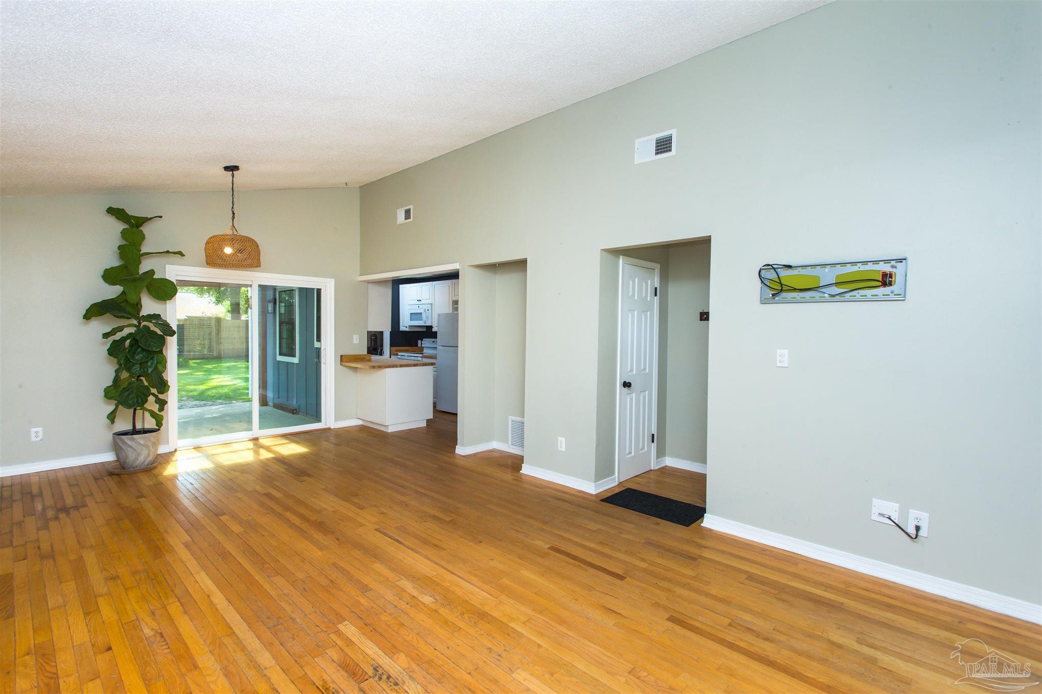 Property Photo: 7402 Viewcrest Dr FL 32504