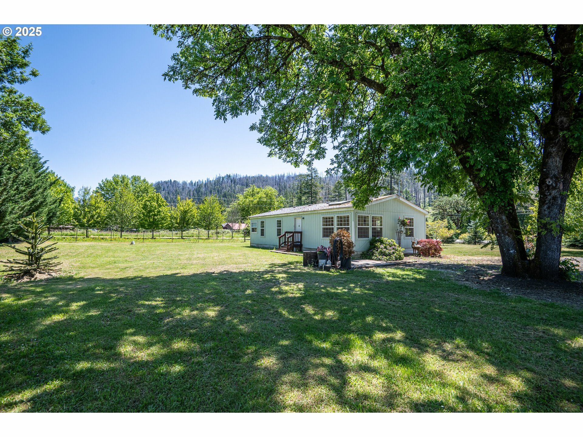 Property Photo: 23056 N Umpqua Hwy OR 97447