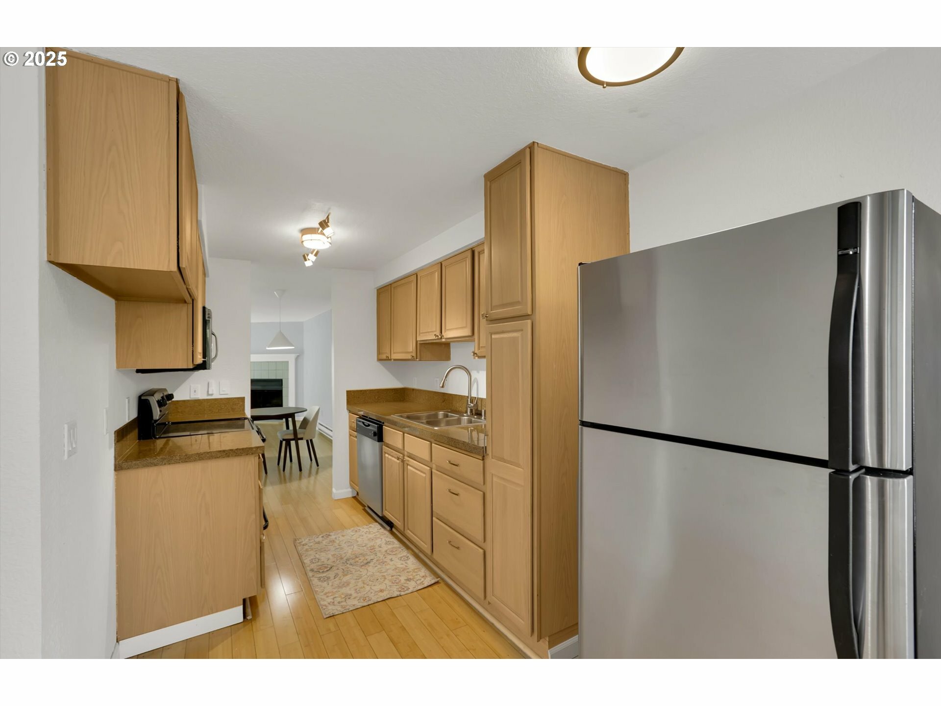 Property Photo: 5602 S Riverside Ln 8 OR 97239