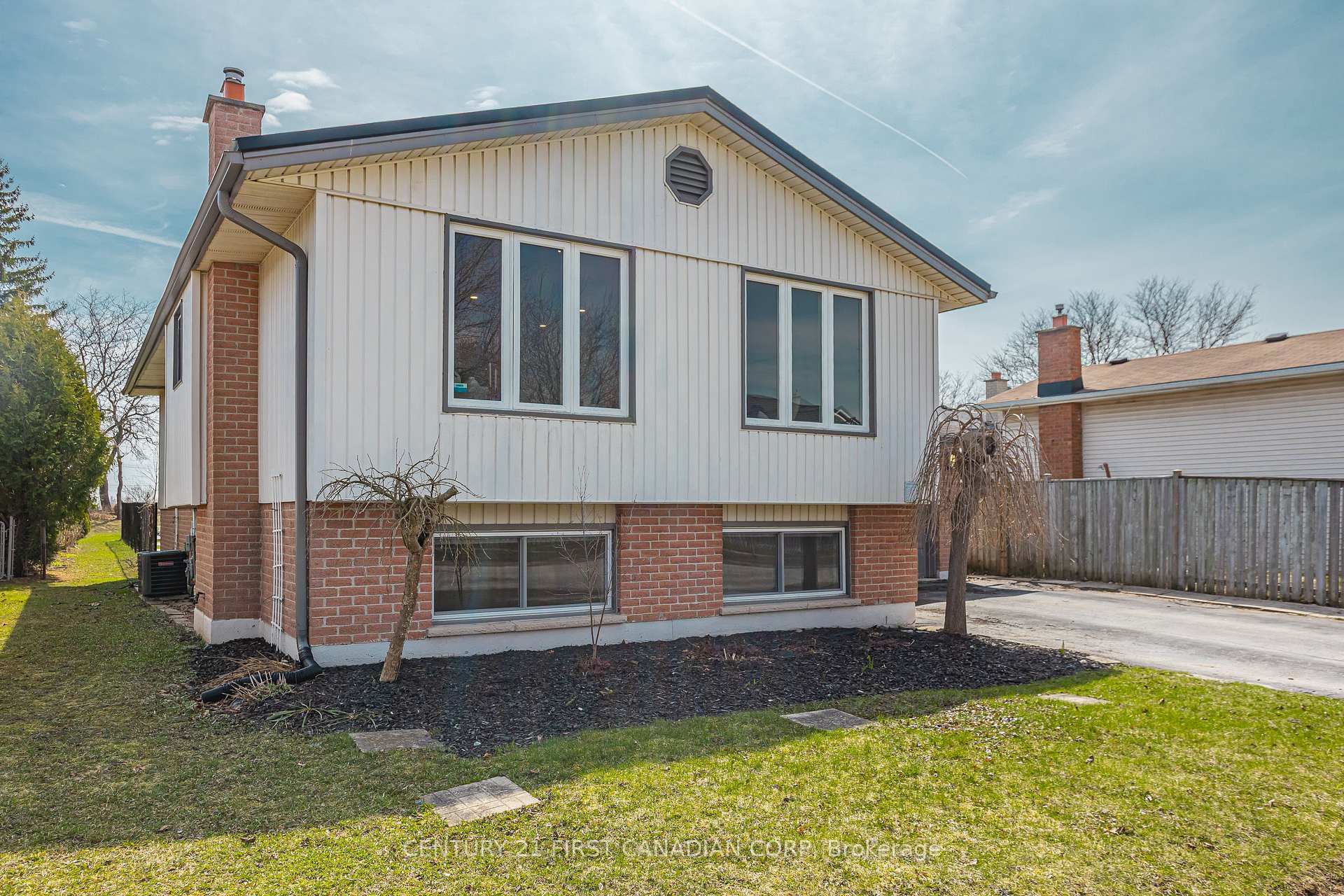 Property Photo: 40 Bexhill Drive ON N6E 1X2