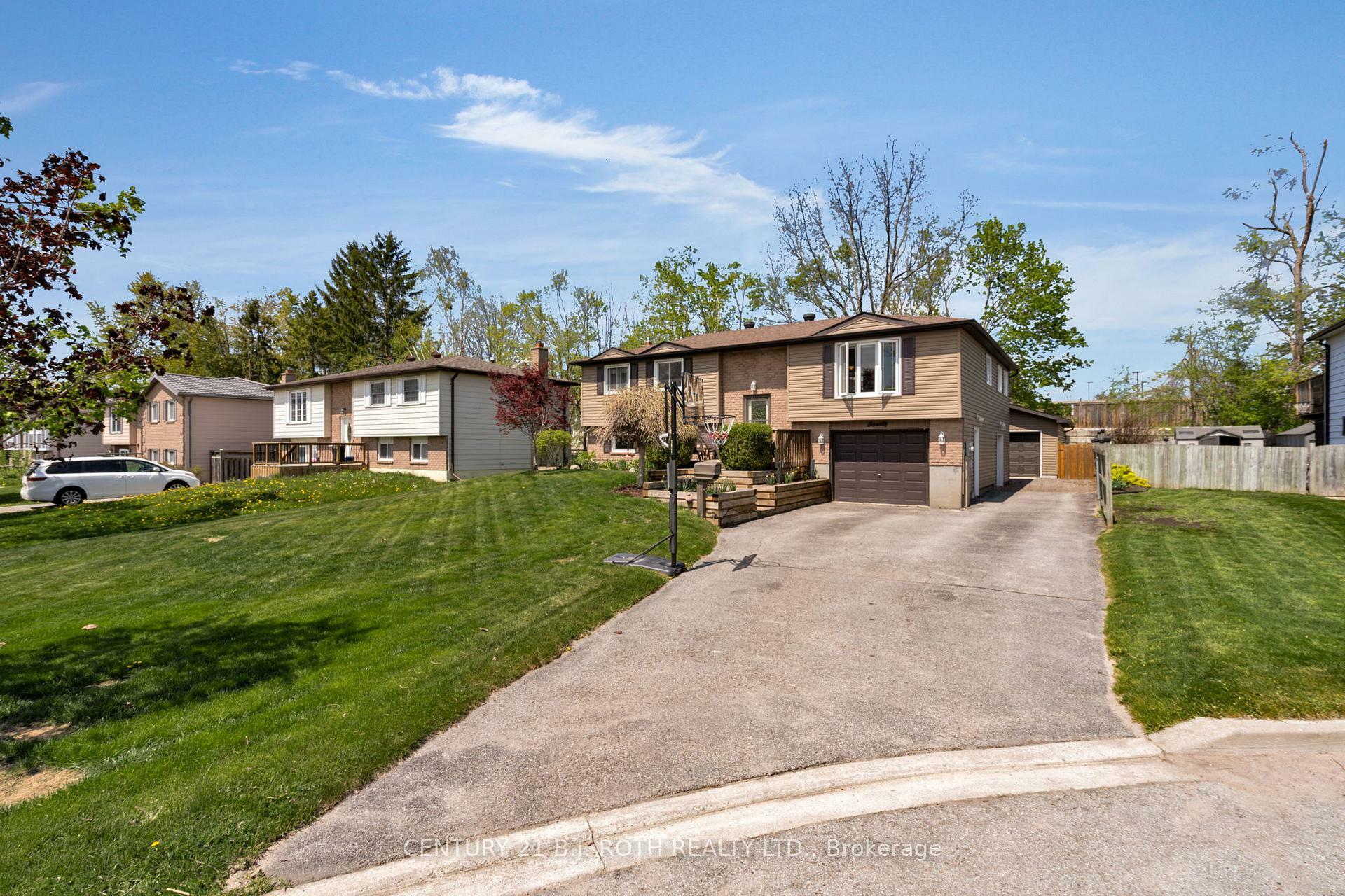 Property Photo: 20 Chippawa Court ON L4M 5N8