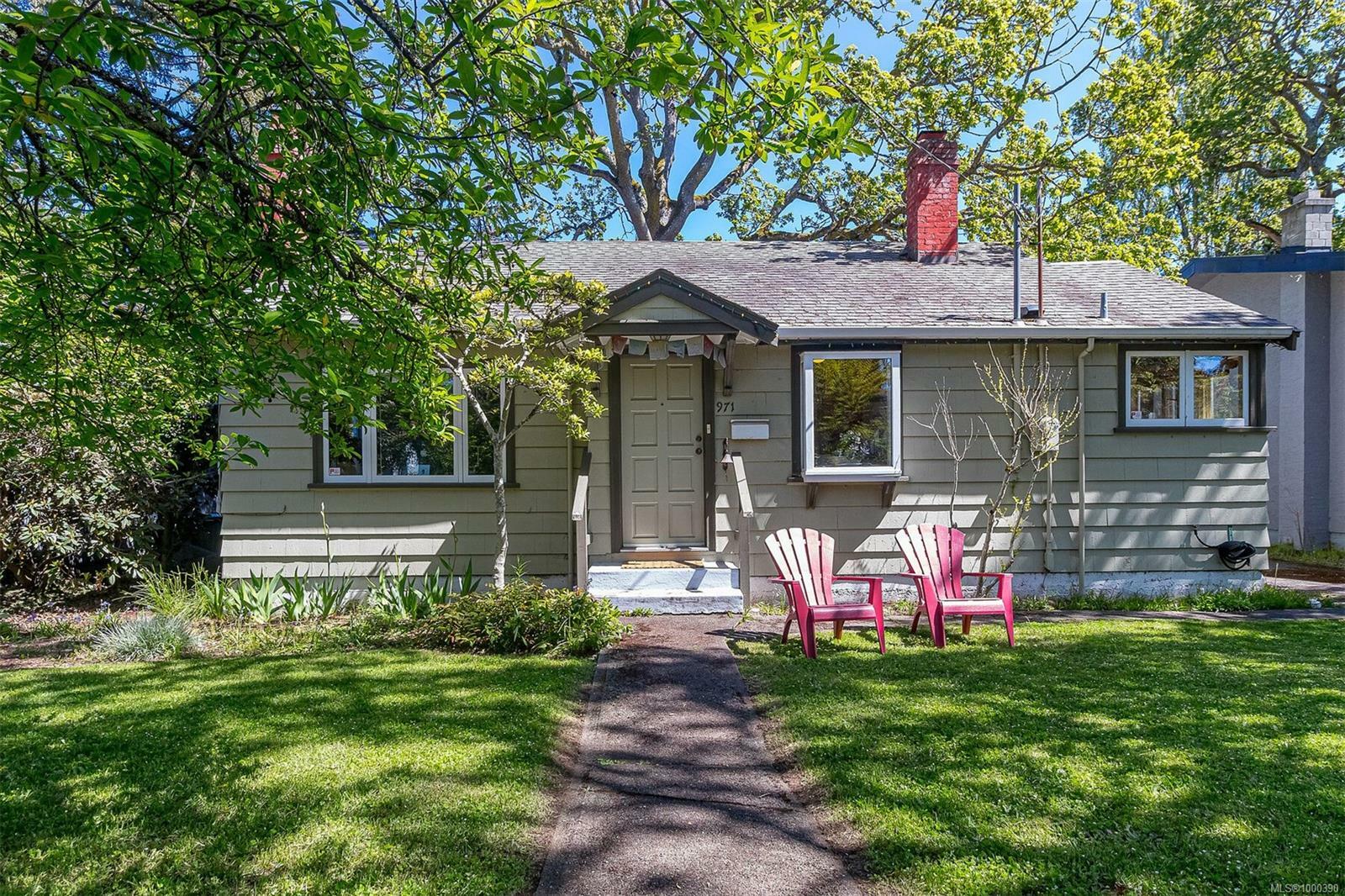 Photo de la propriété: 971 Wilmer St BC V8S 4B8
