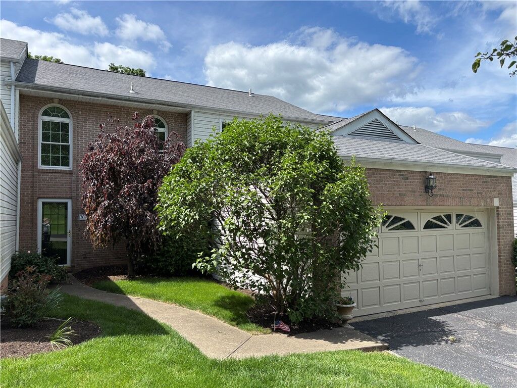 Property Photo:  7039 Clubview Drive  PA 15017 
