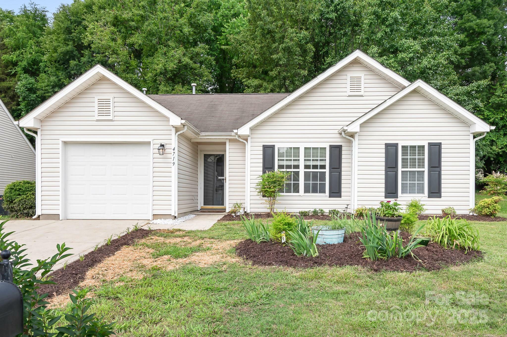 Property Photo:  4719 Sahalee Lane  NC 28216 