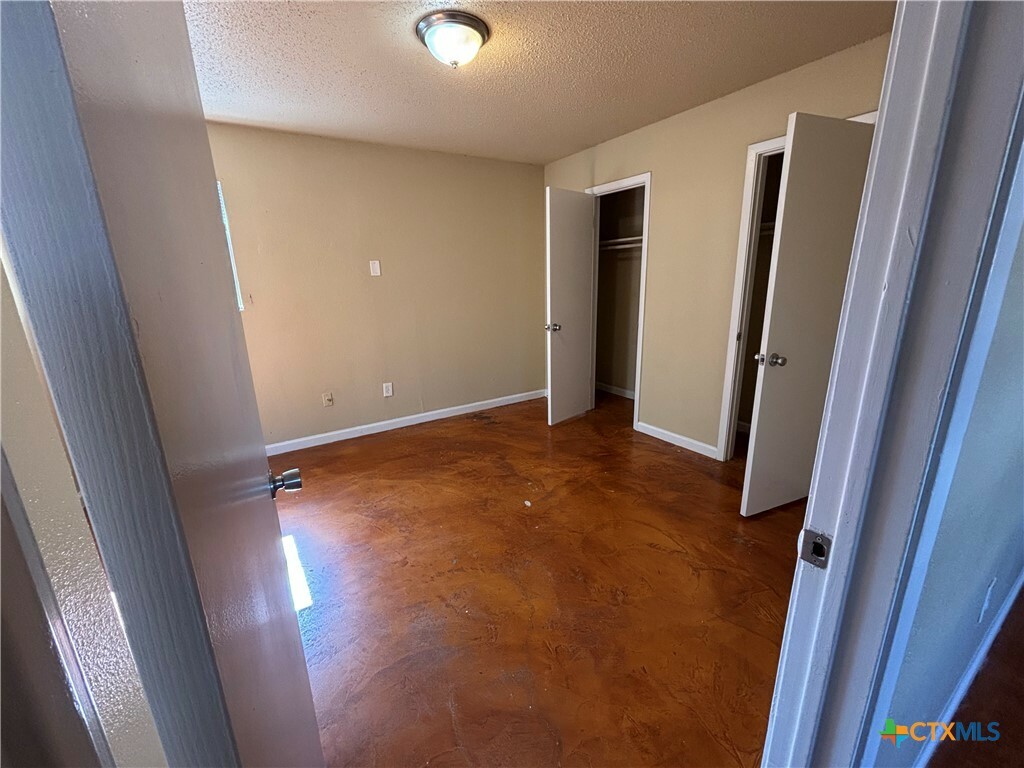 Property Photo: 915 S 15th Street TX 76522