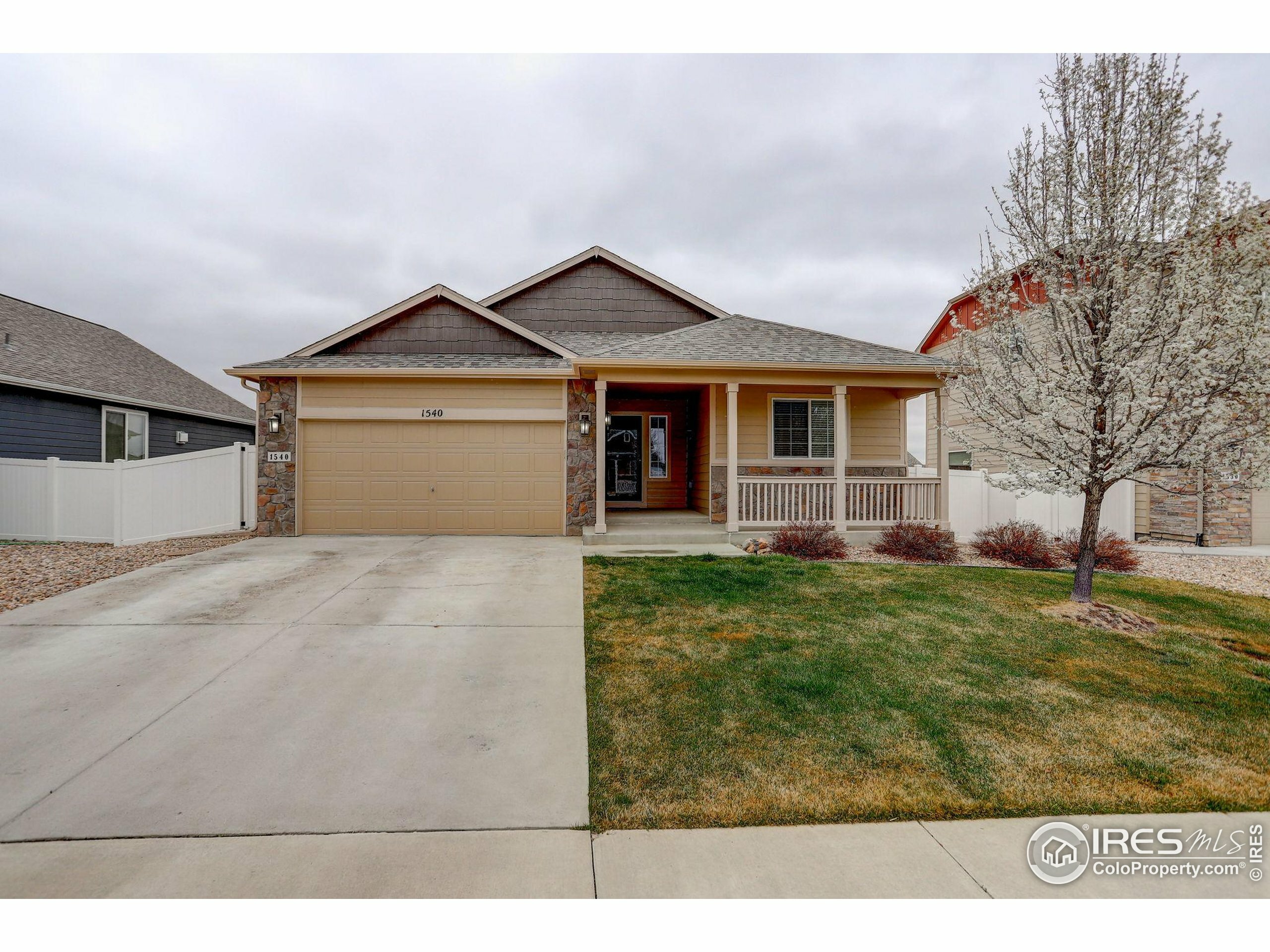 Property Photo: 1540 Murrlet St CO 80513