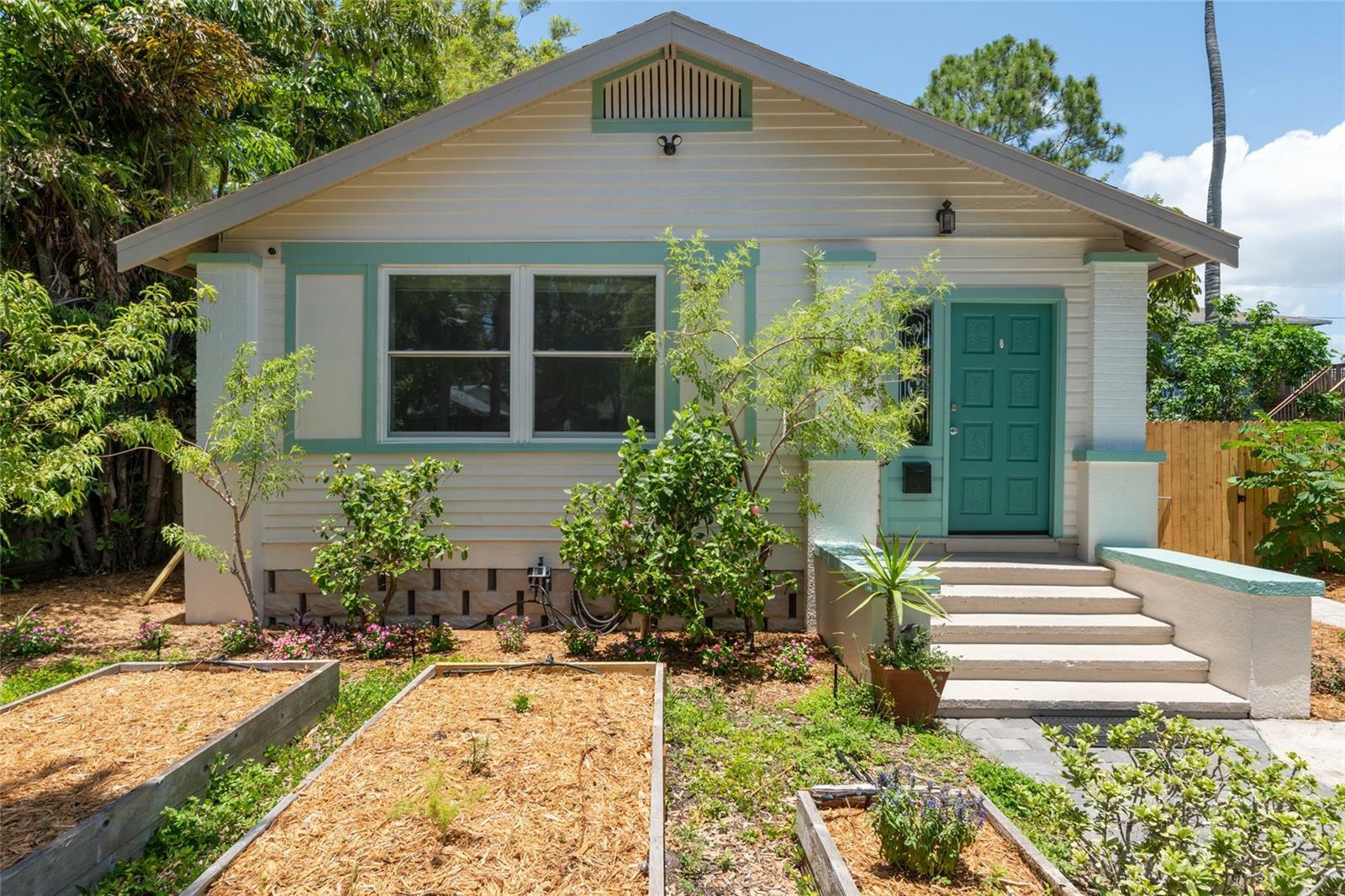 Property Photo: 2451 2nd Avenue N FL 33713