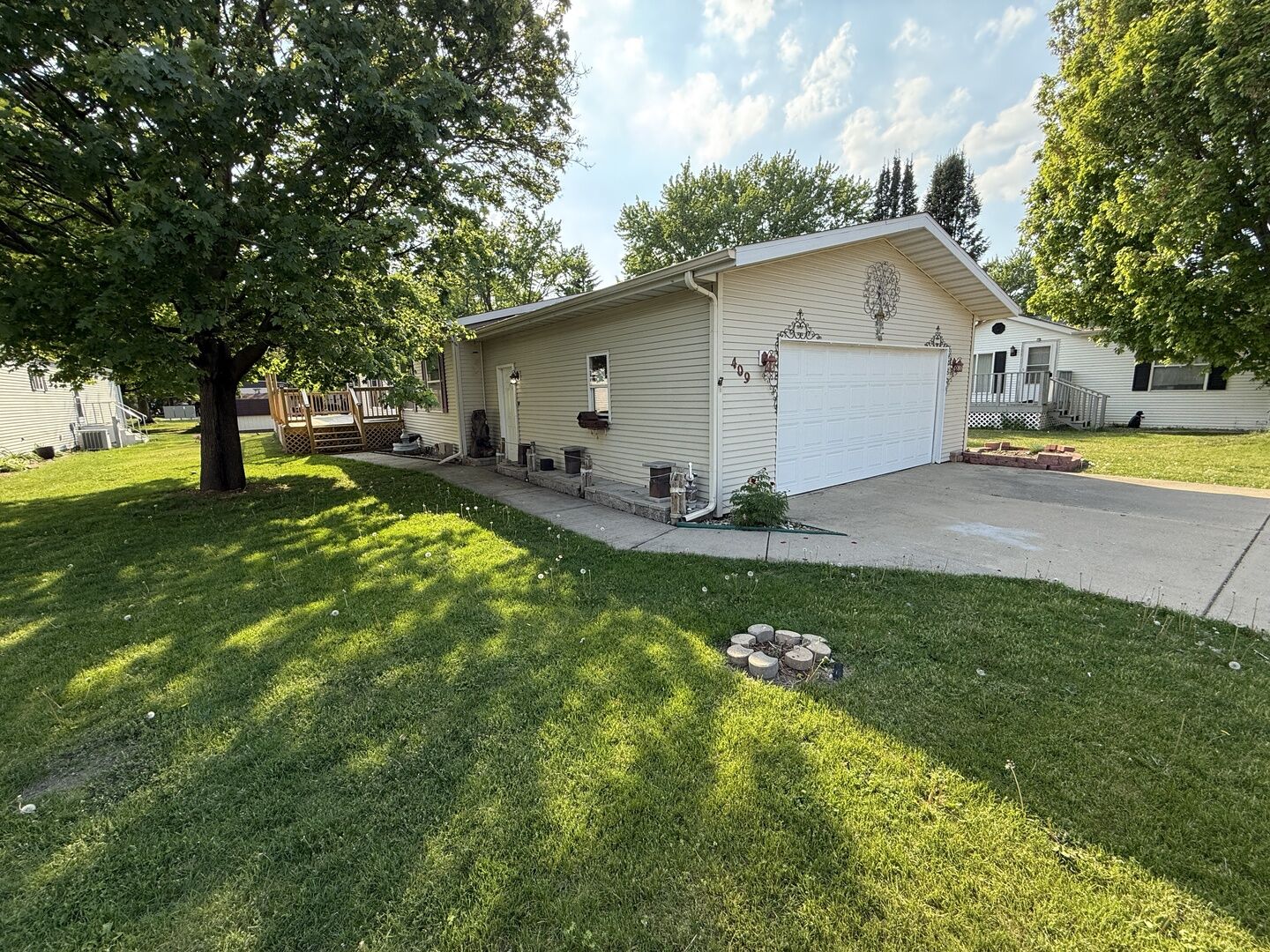 Property Photo: 409 E Wood Lane IL 61008