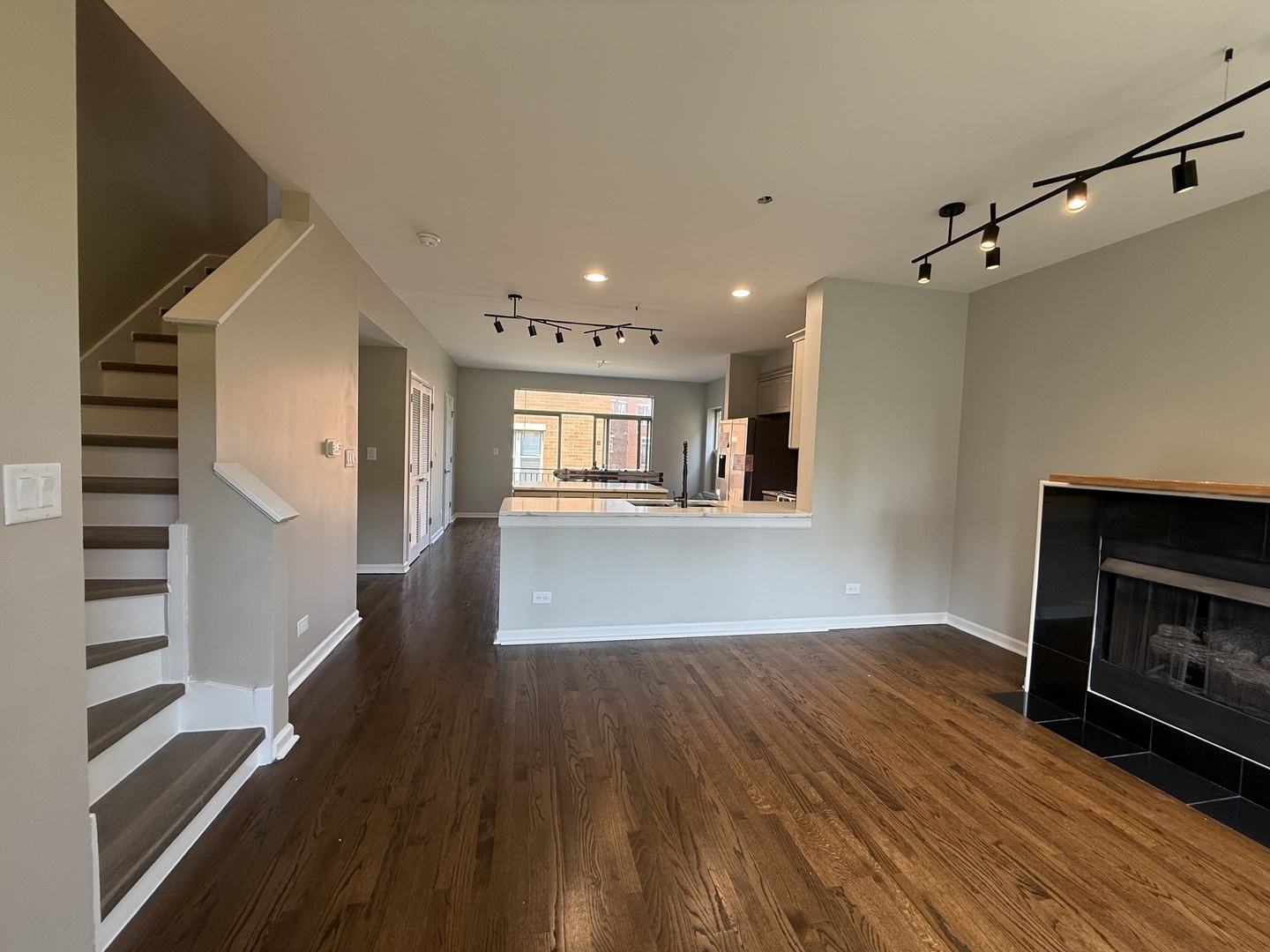 Property Photo: 1333 N Burling Street B IL 60610