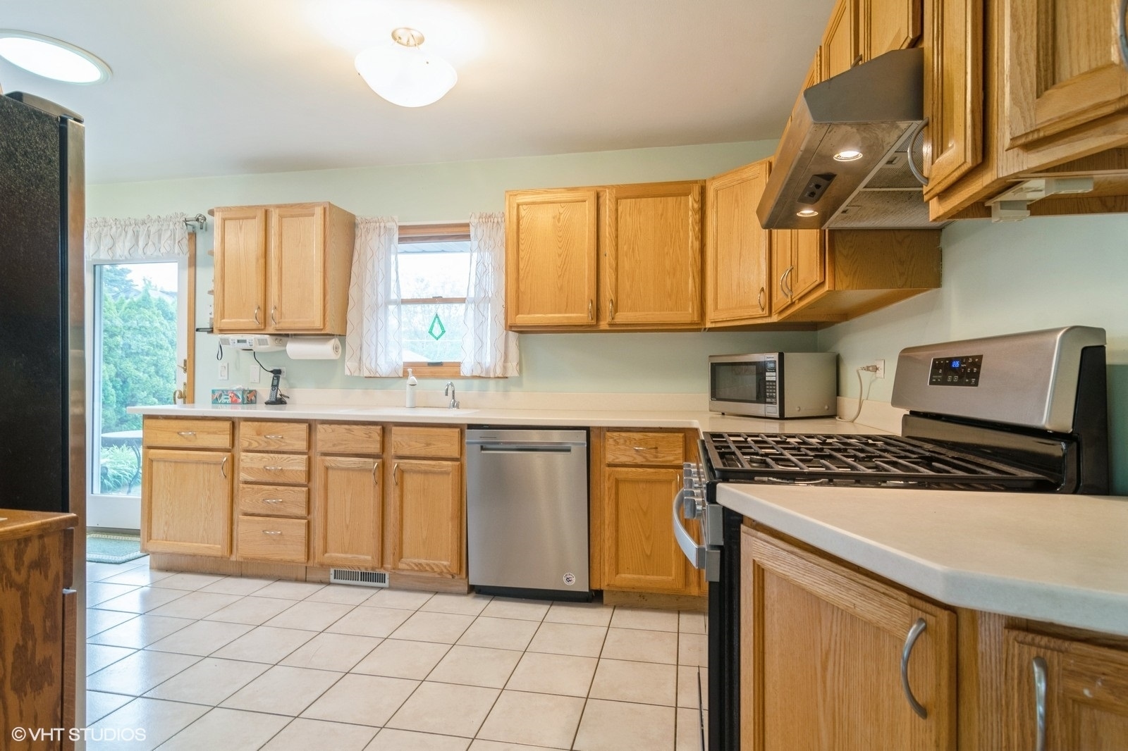 Property Photo: 91 Fletcher Drive IL 60016