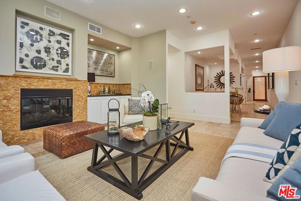 Property Photo:  16123 W Sunset Boulevard 203  CA 90272 