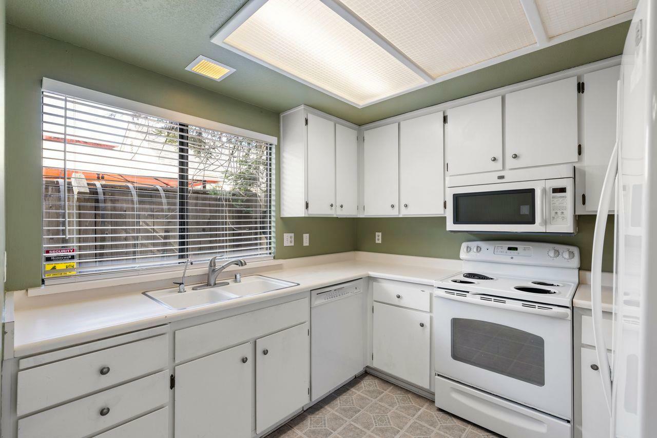 Property Photo: 7 Whitecap Court CA 95833