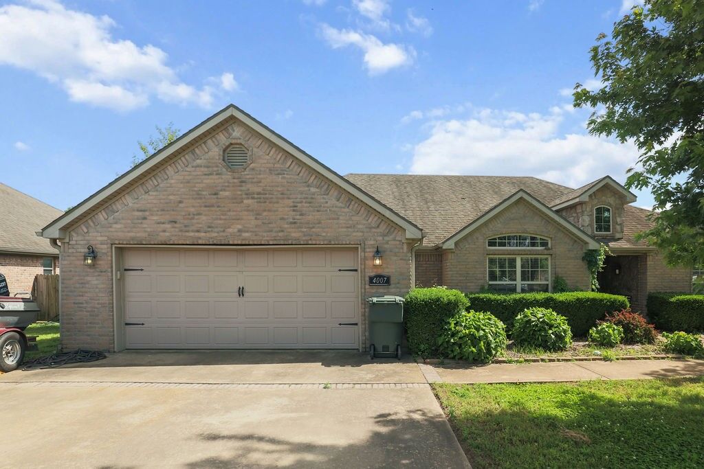 Property Photo:  4007 W Song Bird Place  AR 72704 
