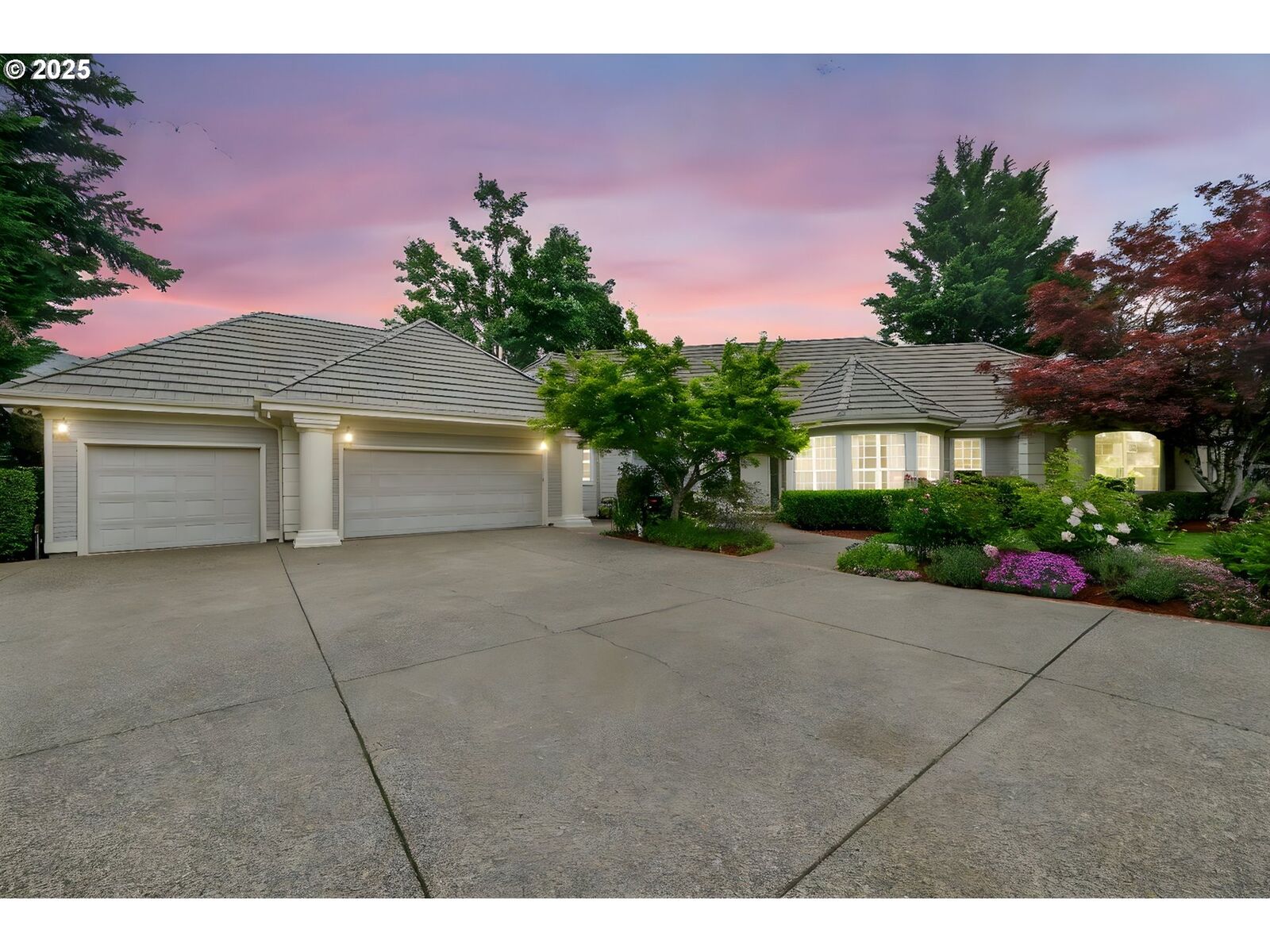 Property Photo: 2586 Grand Vista Dr OR 97477