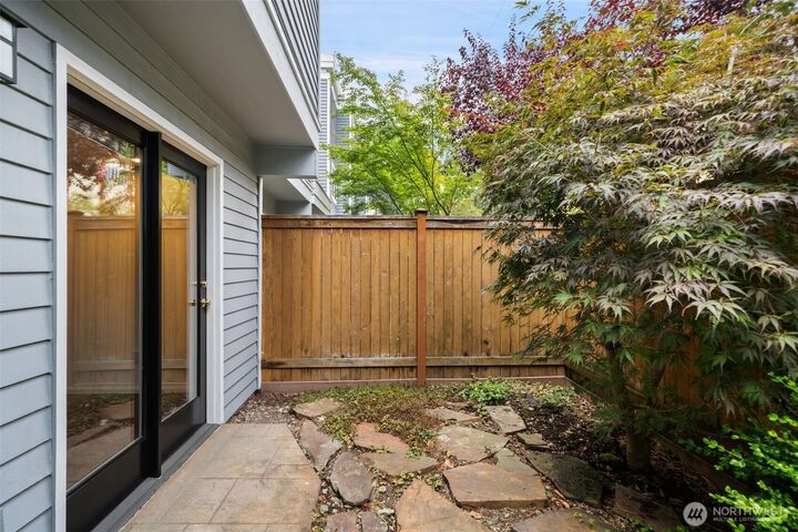 Property Photo: 615 Federal Avenue E A WA 98102