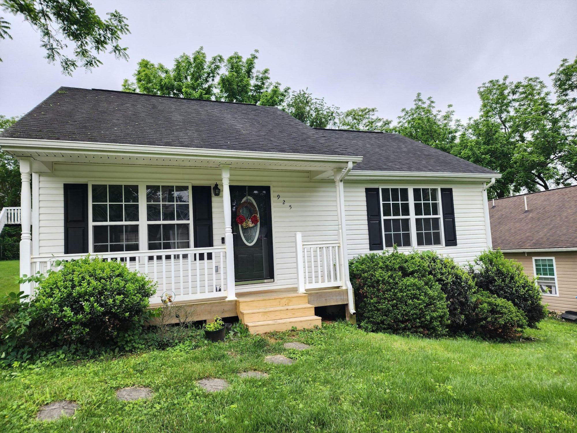 Property Photo: 925 Monticello Ave NE VA 24012