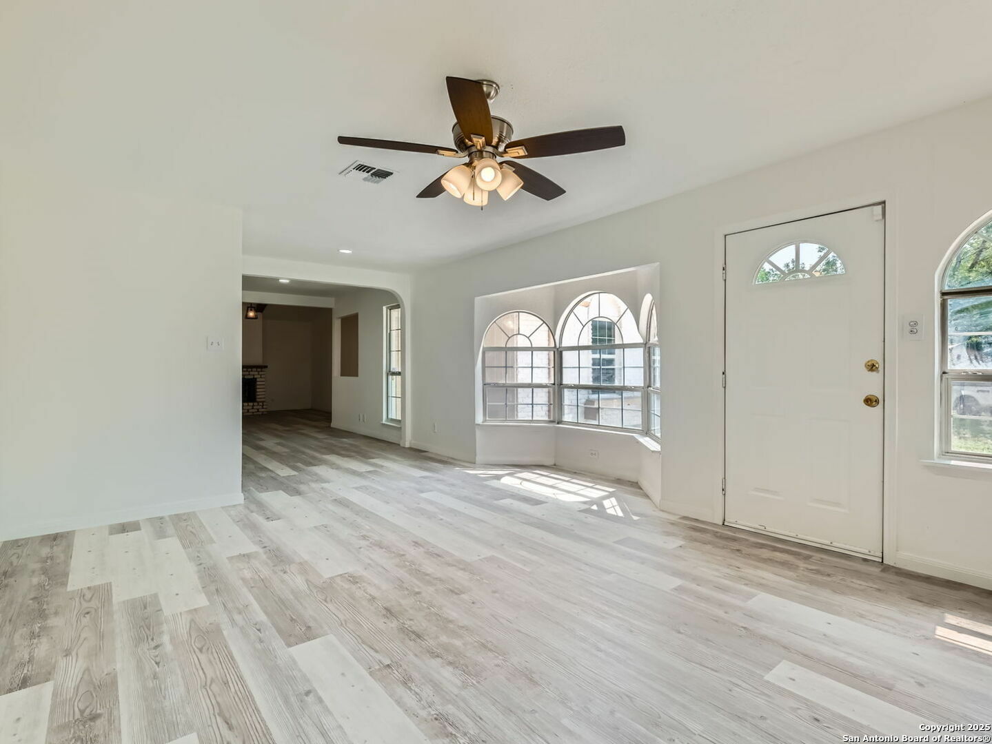 Property Photo: 513 Jeanette Dr TX 78109