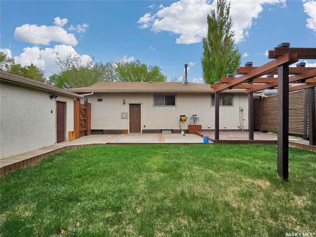 Property Photo:  1630 East Heights  SK S7J 3B7 