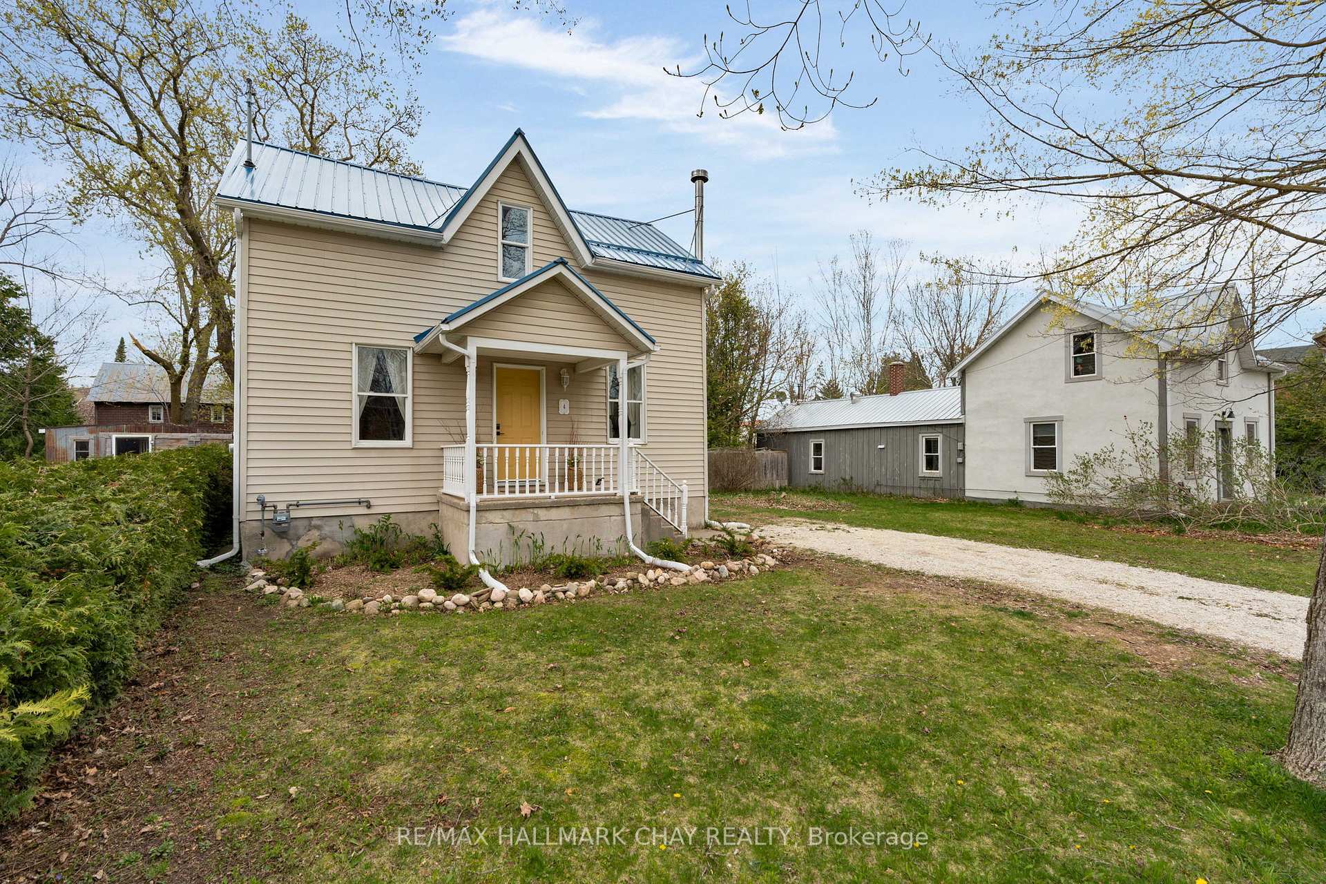 Property Photo:  4 Wellington Street E  ON L0M 1G0 