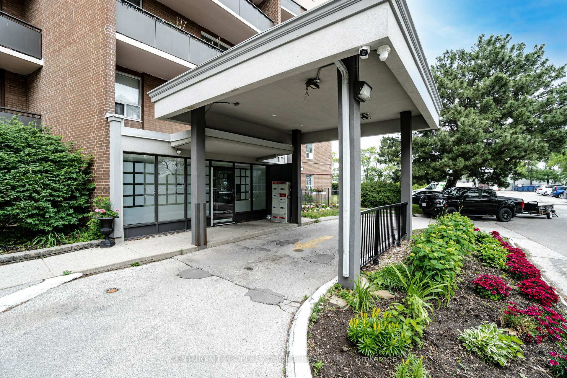 Property Photo: 3065 Queen Frederica Drive 205 ON L4Y 3A3