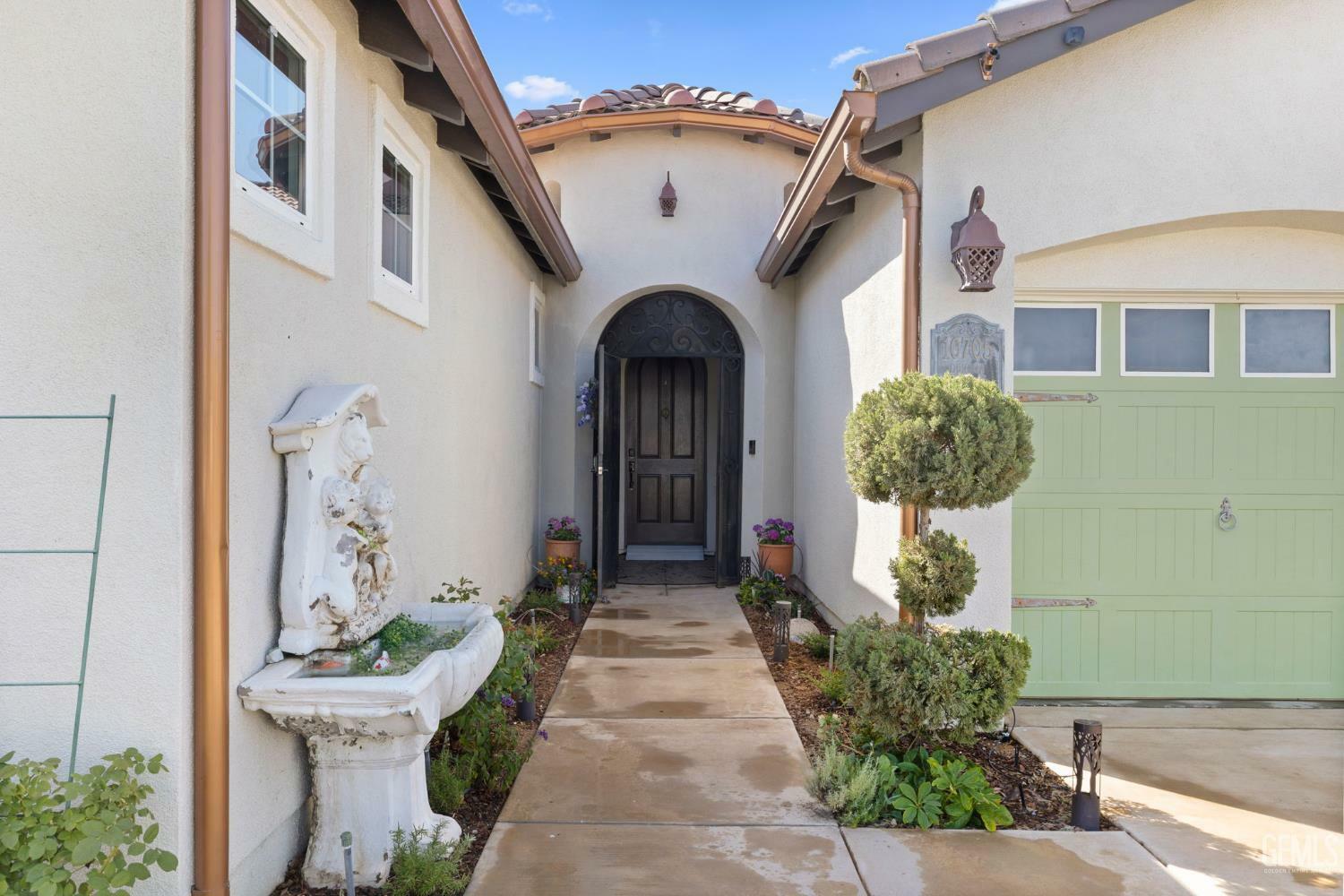 Property Photo: 10705 Topiary Drive CA 93306