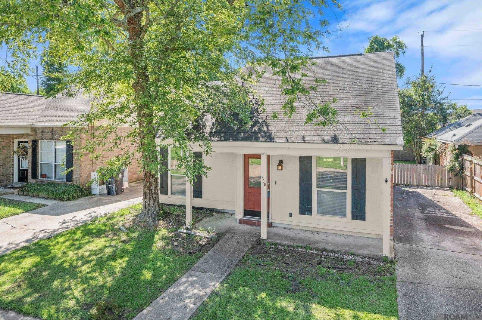 Property Photo: 330 Meadow Crossing Dr LA 70820
