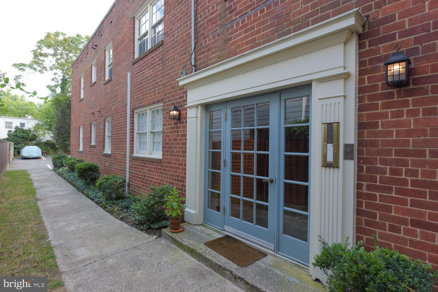 Property Photo: 415 N West Street 4 VA 22314