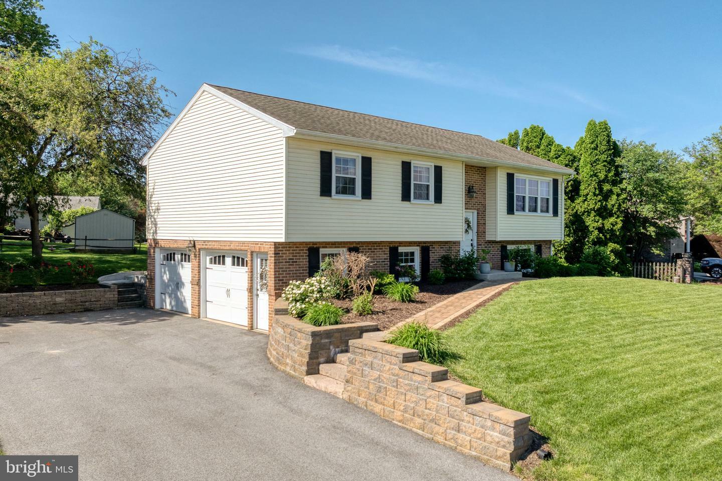 Property Photo: 2436 Ellendale Drive PA 17602