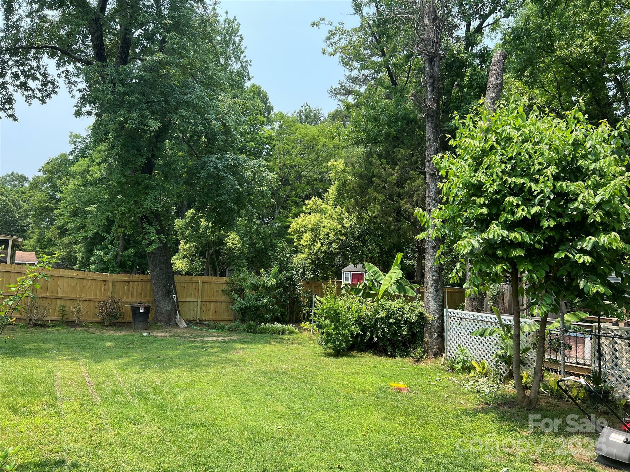 Property Photo: 2443 Knickerbocker Drive NC 28212