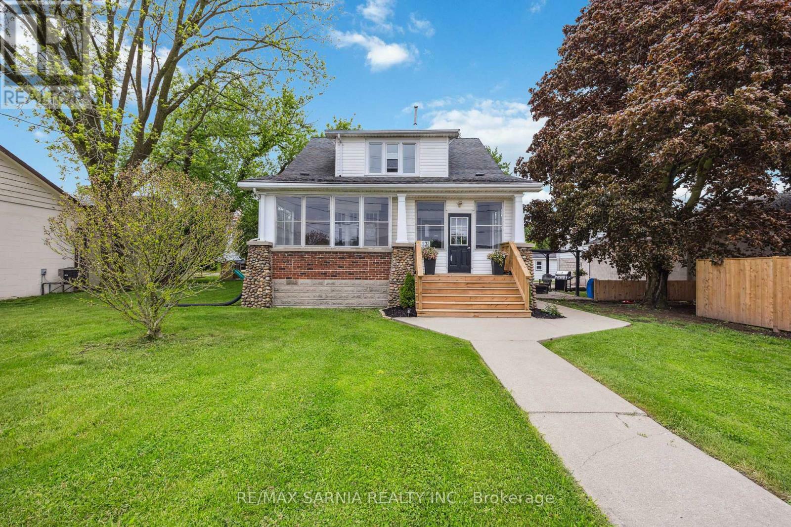 Property Photo:  613 Broadway Street  ON N0N 1T0 