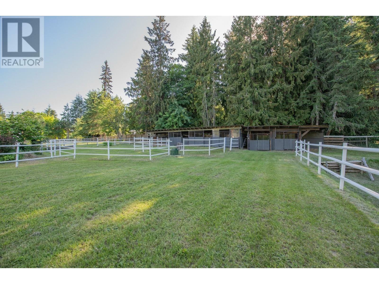 Photo de la propriété: 4091 10 Avenue Southeast BC V1E 1W7