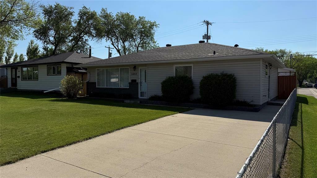 Property Photo: 1402 Applewood Bay MB R7A 2H5
