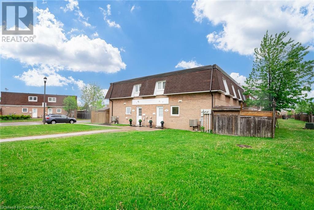 Property Photo: 33 Town House Crescent ON L6W 3C3