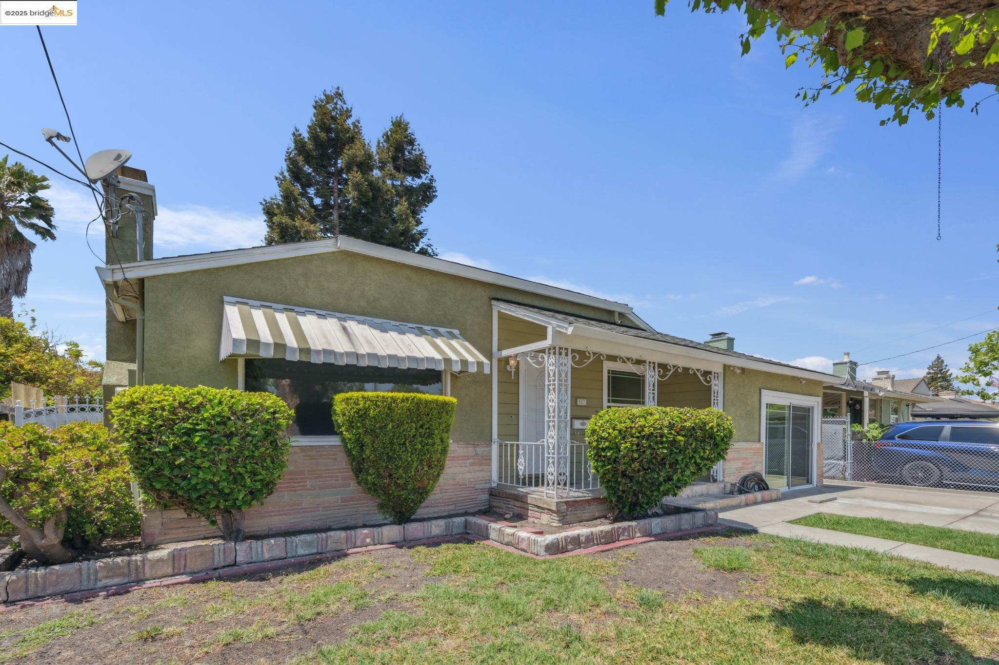 Property Photo: 527 Capistrano Dr CA 94603