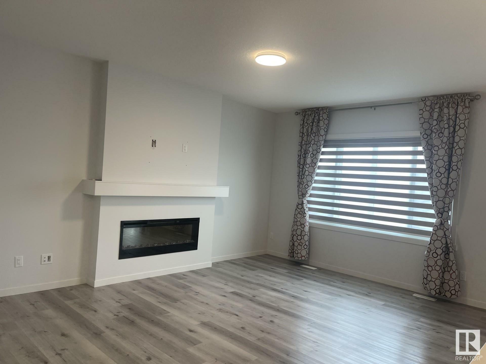 Photo de la propriété: 2627 200 Street NW AB T6M 1K3