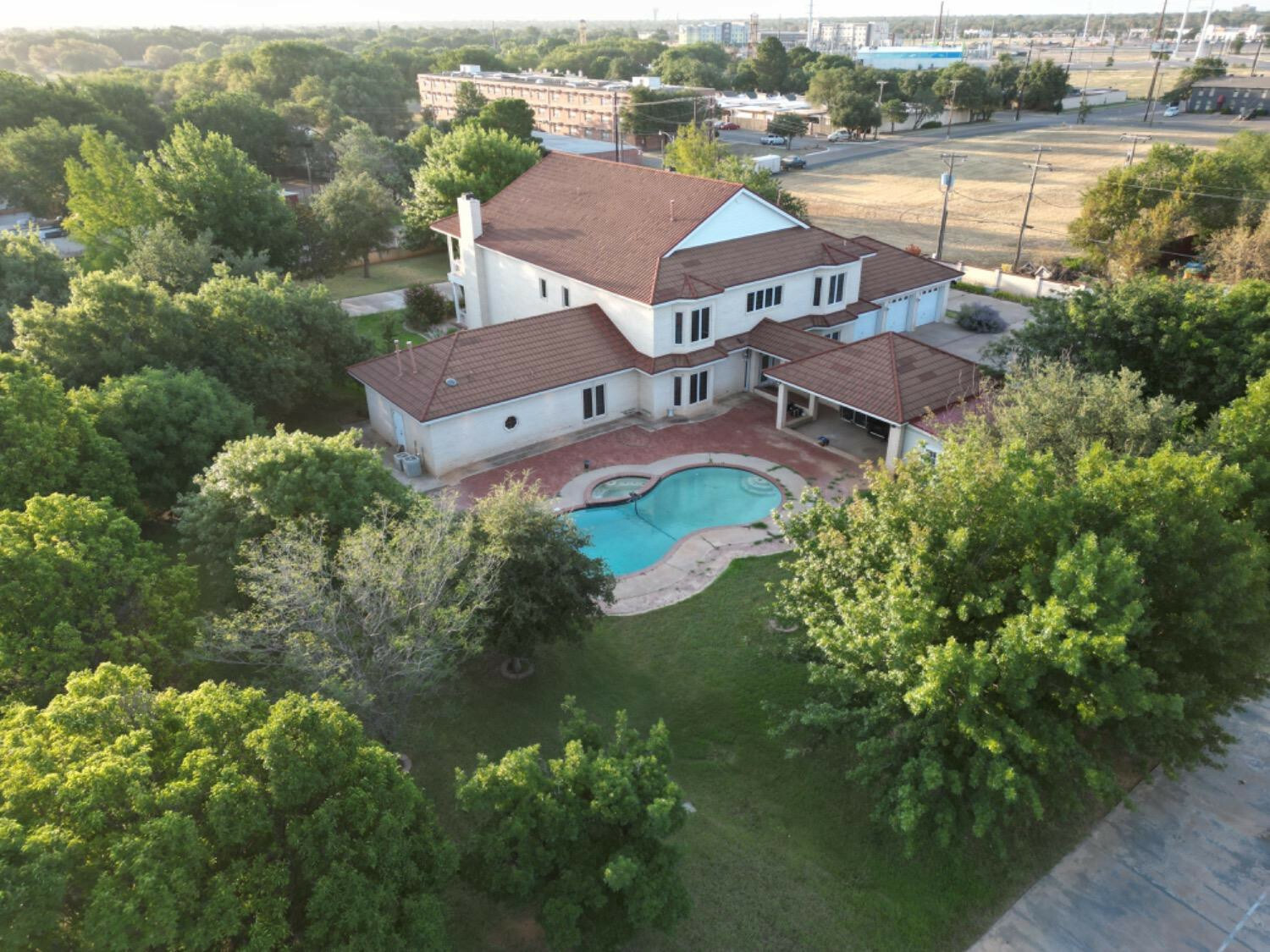 Property Photo: 2404 York Avenue TX 79407