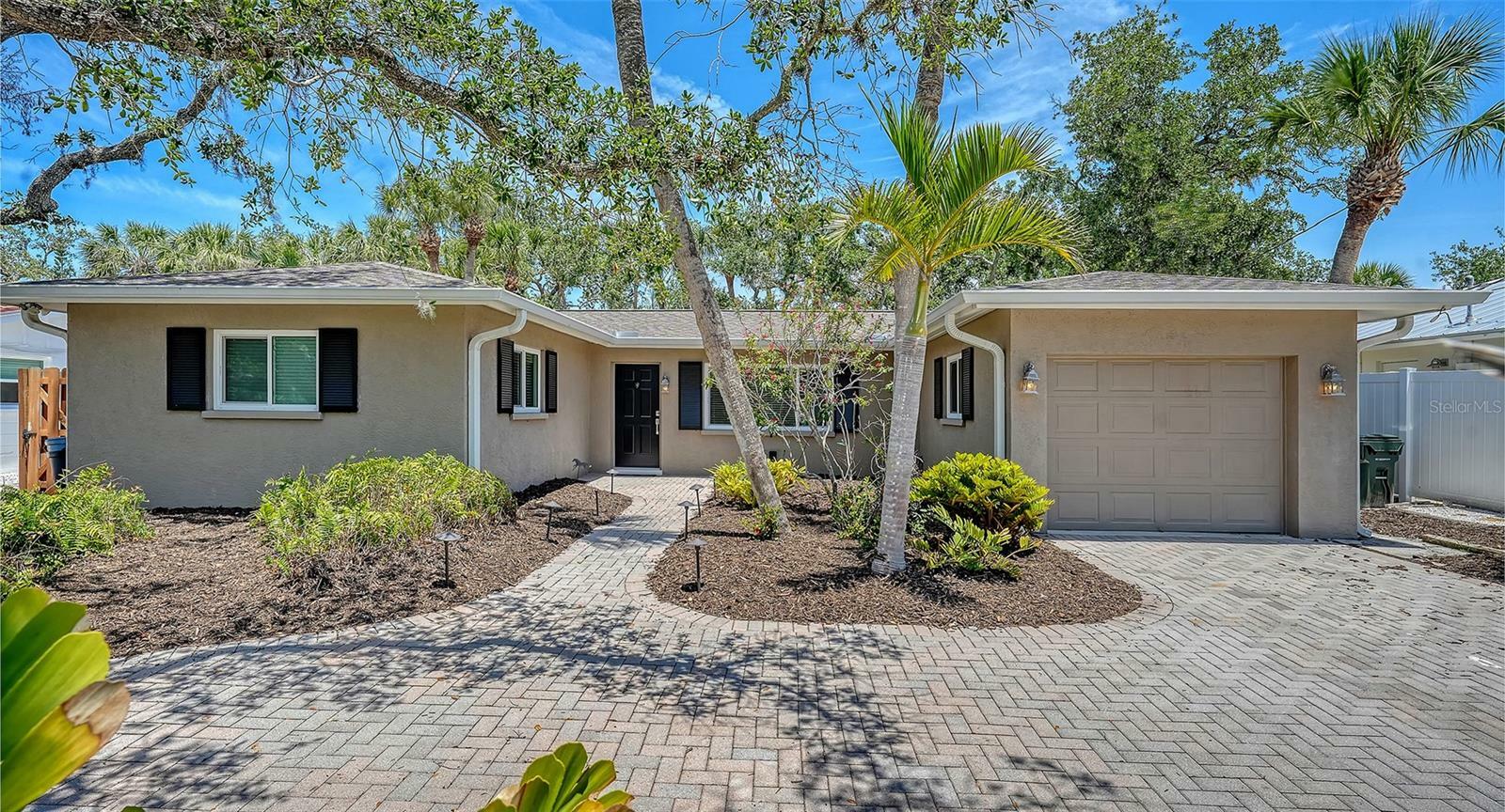 Property Photo: 755 Edgemere Lane FL 34242
