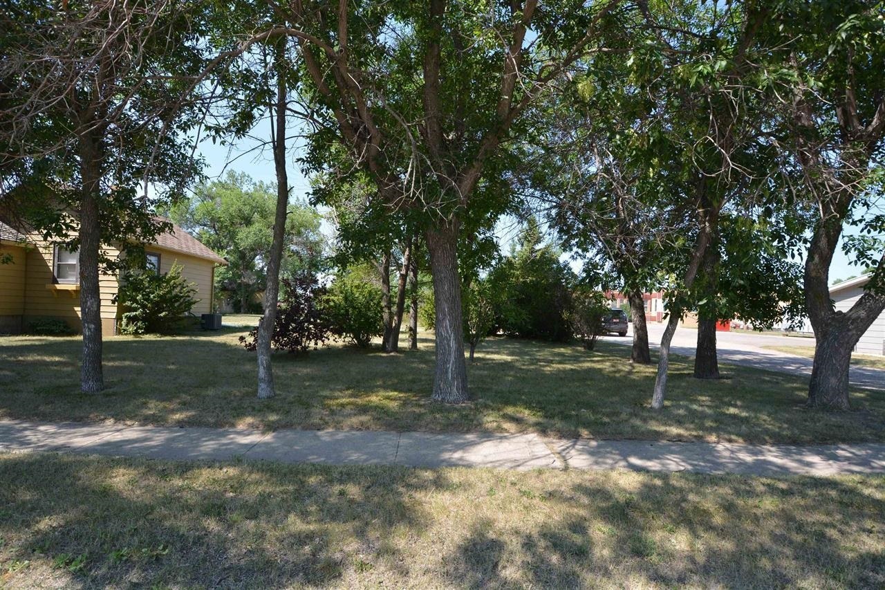 Property Photo: 524 4th St SE ND 58784