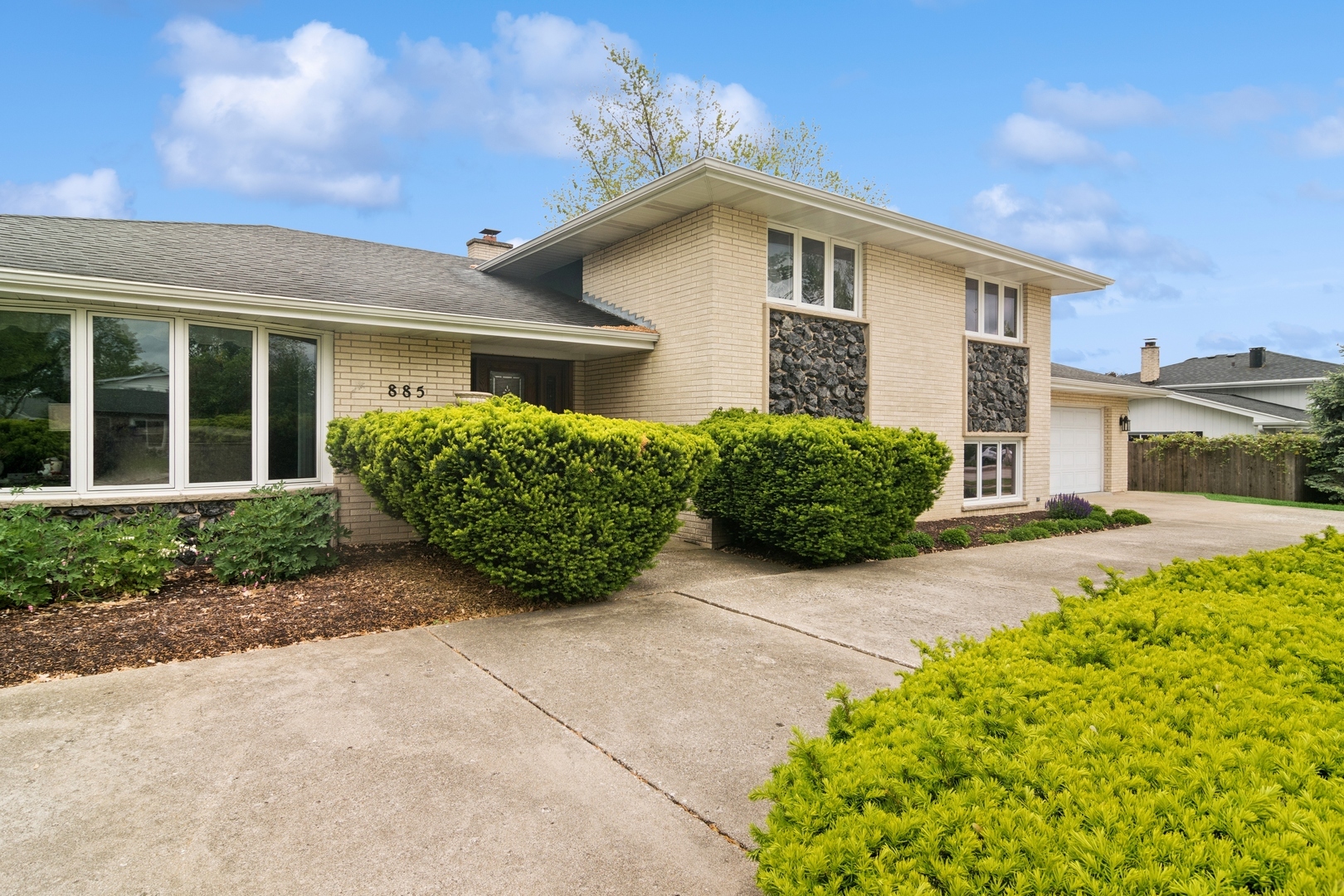Property Photo:  885 W Army Trail Boulevard  IL 60101 