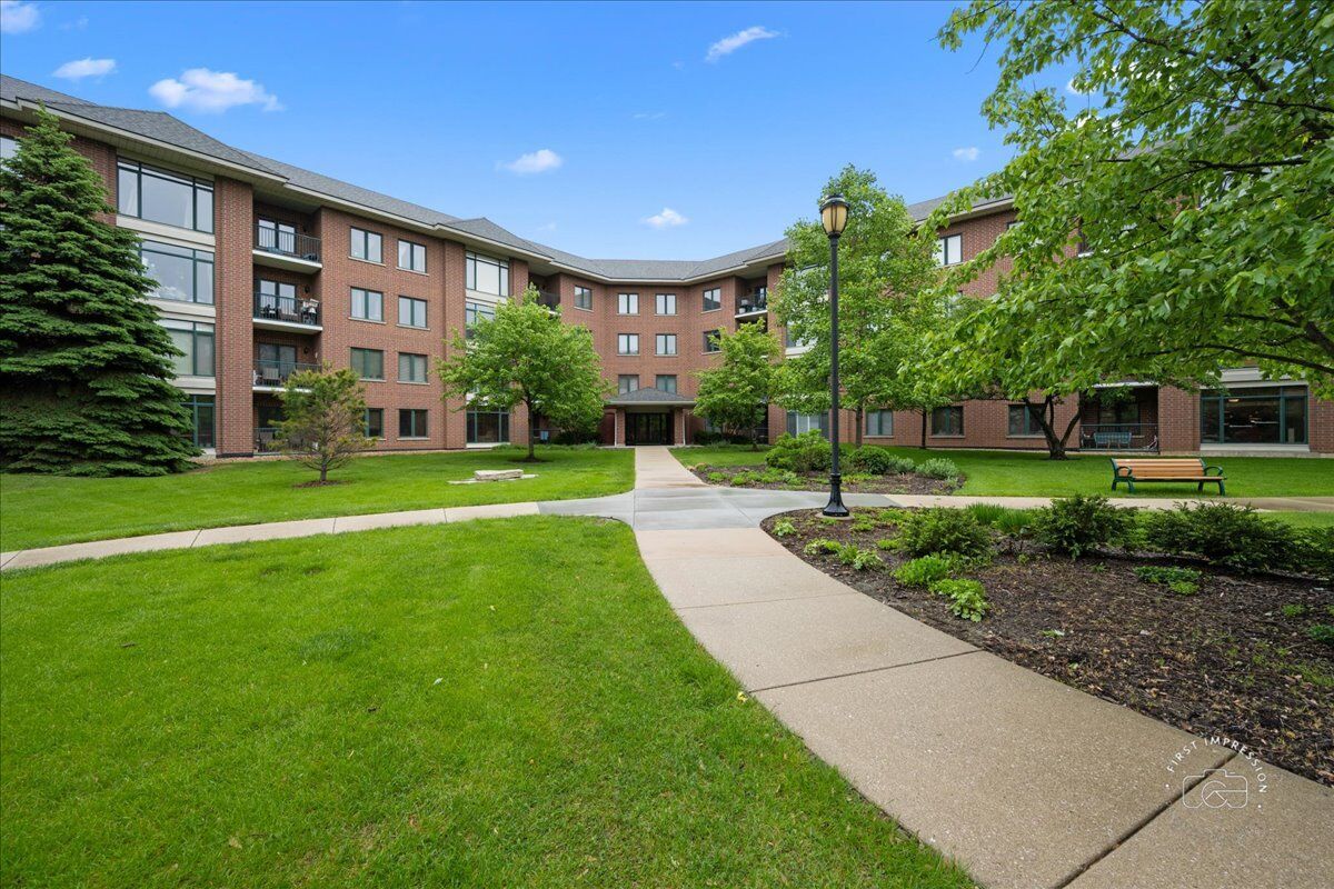 Property Photo: 875 E 22nd Street 402 IL 60148