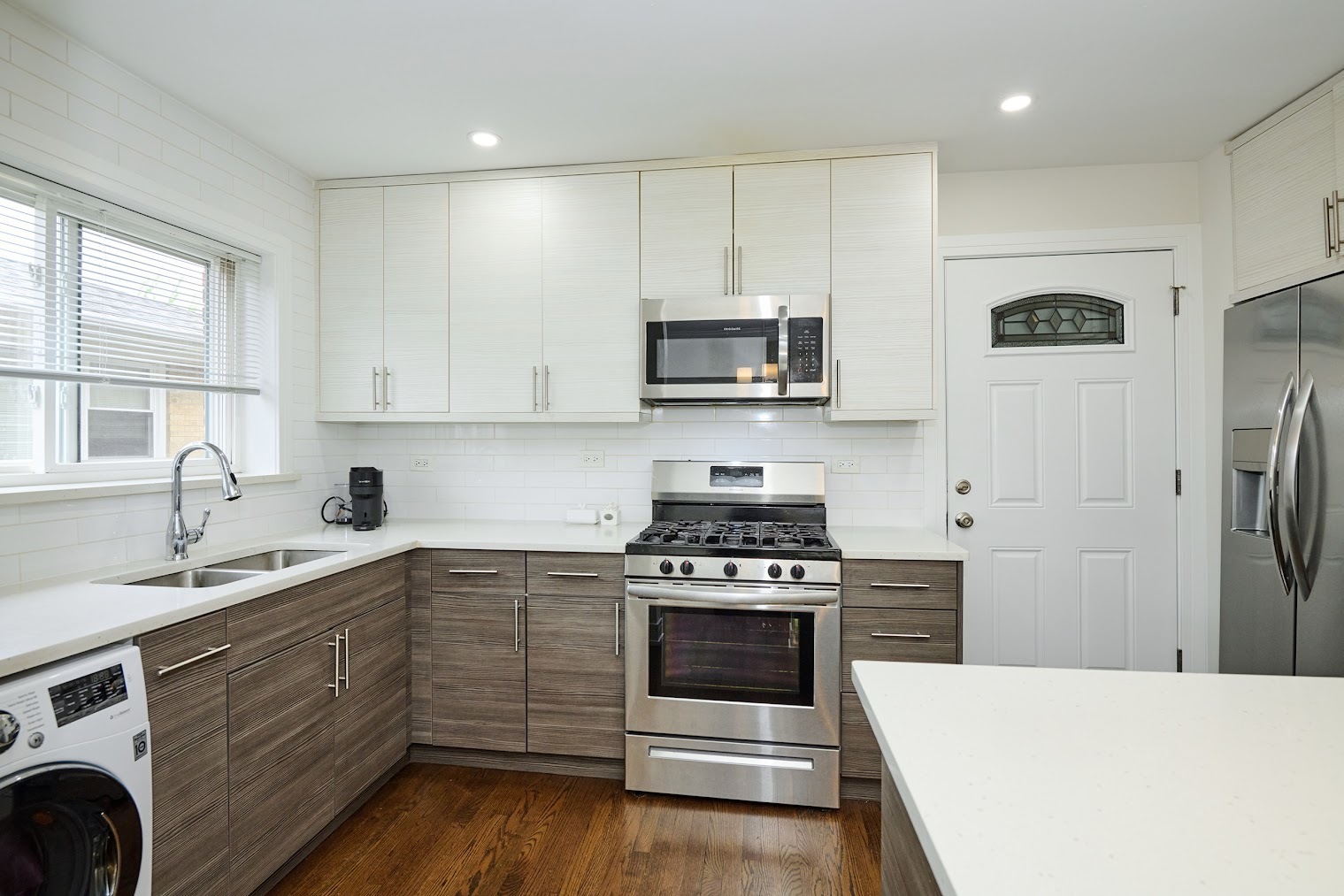 Property Photo: 6021 N Damen Avenue 202 IL 60659