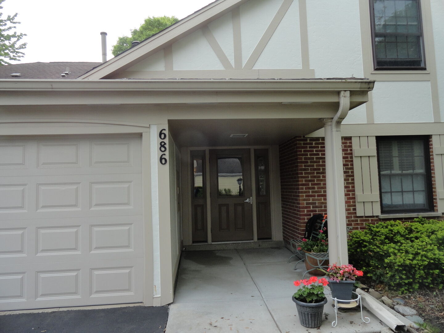 Property Photo: 686 Scanlon Lane 2B IL 60090