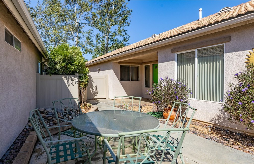 Property Photo: 689 Twin Hills Drive CA 92220