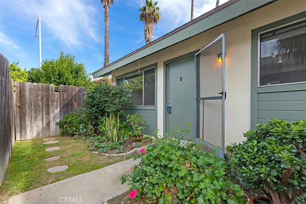 Property Photo: 27041 Avenida Las Palmas #B CA 92624