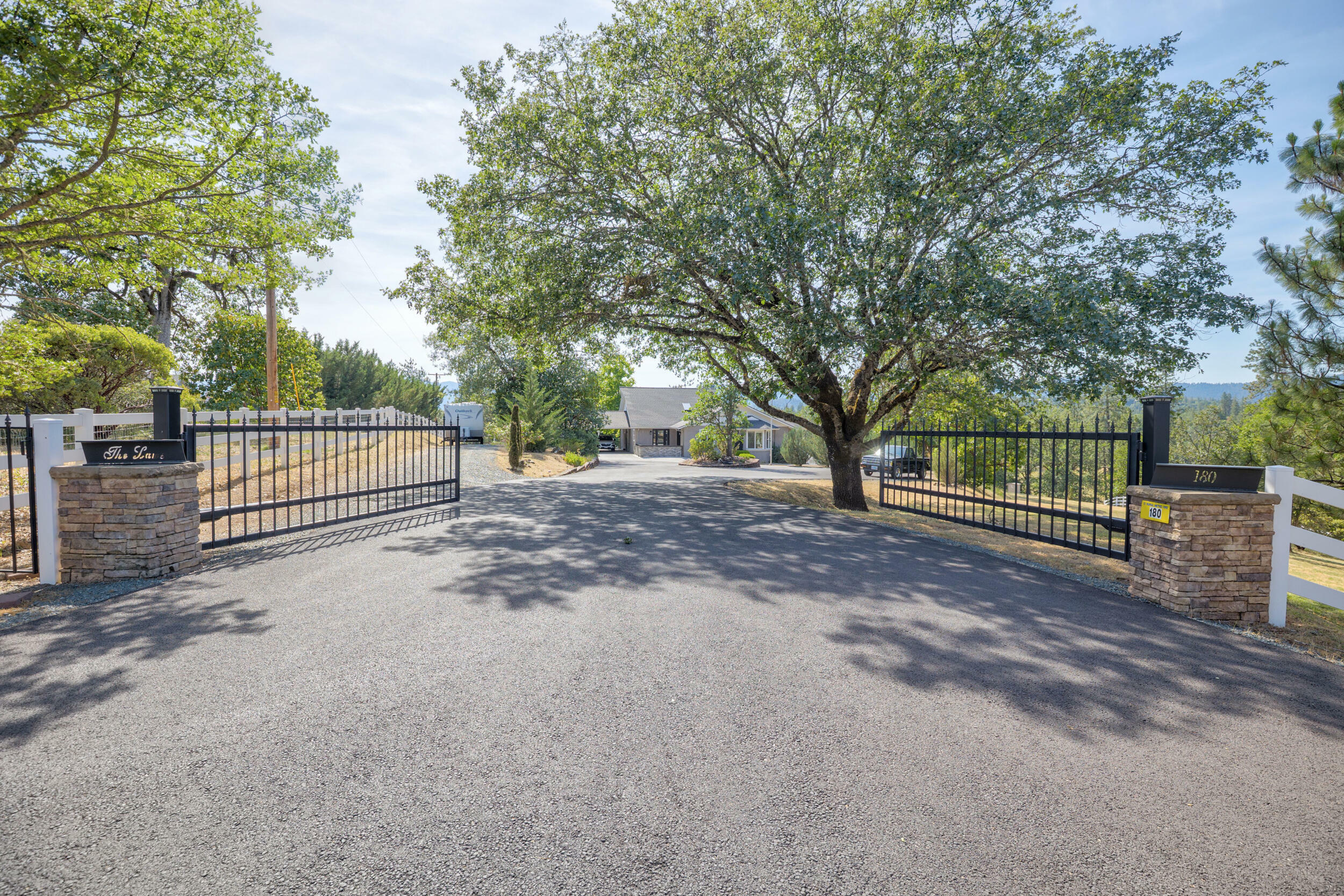 Property Photo: 180 Sun Oak Way OR 97526