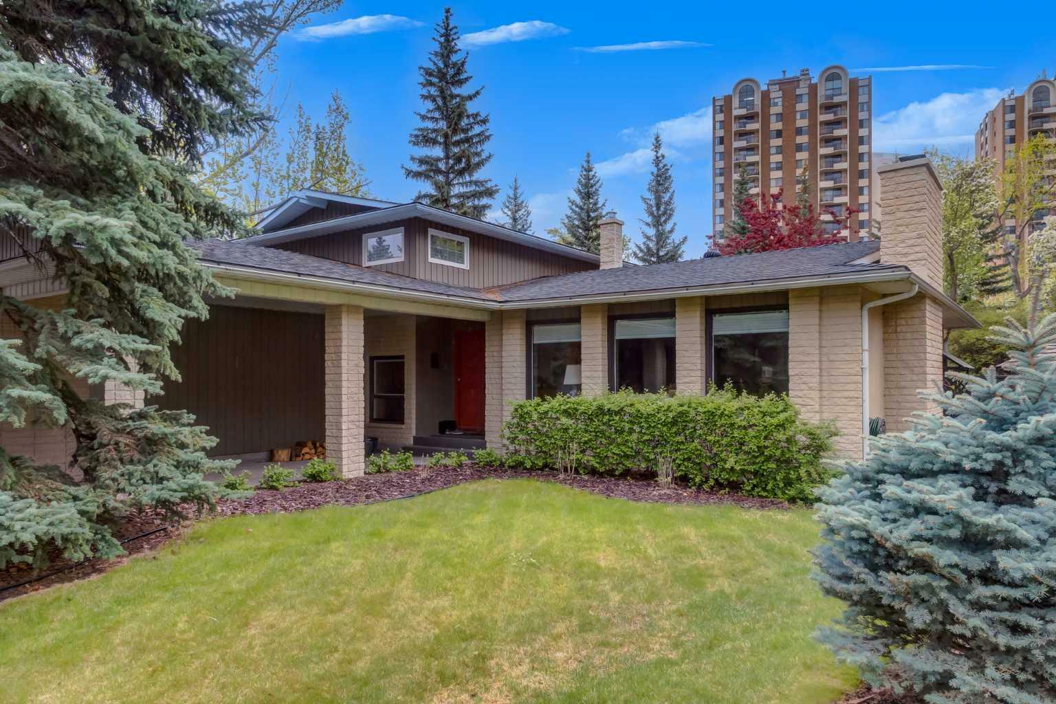 Property Photo: 2015 Bayfield Place SW AB T2V 3M7